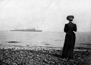 Cesarzowa Maria Fiodorowna patrząca na duński okręt wojenny u wybrzeży Hvidovre, Dania, 1908.