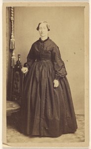 [Niezidentyfikowana kobieta, stojąca]. autorstwa R. A. Lord