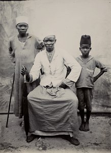 Mężczyzna i dwóch chłopców, Tanzania (odbitka żelatynowo-srebrowa) autorstwa R. V. Pereira