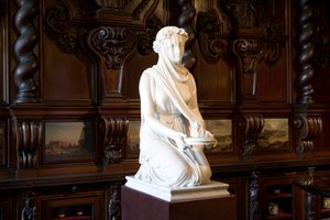 Zawoalowana dziewica westalska (marmur) autorstwa Raffaello Monti