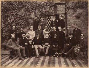 Uczniowie i nauczyciele wyższych klas w Bishop Cotton School w Shimli (verso)