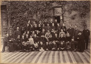 Klasa szkoły podstawowej, Bishop Cotton School, Shimla (awers) autorstwa Raja Deen Dayal