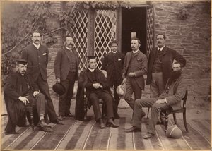 Dyrektor i nauczyciele Bishop Cotton School, Shimla (awers) autorstwa Raja Deen Dayal