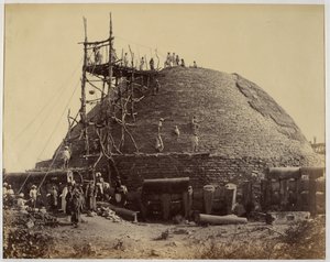 Stupa Sanchi od strony płd-zach w trakcie remontu autorstwa Raja Deen Dayal