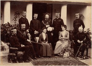 Książę i księżna Connaught z pułkownikiem Adamem, kapitanem H.V. Benettem, pułkownikiem Becherem, generałem Knowlesem, kapitanem Herbertem, pułkownikiem Cavaye, panią Cavaye i generałem R. Gellispie, Mhow autorstwa Raja Deen Dayal