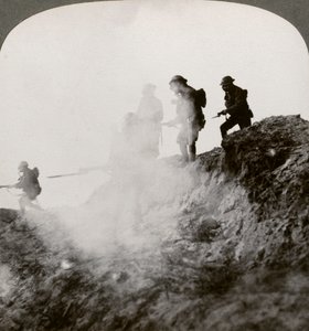 Brytyjscy żołnierze posuwający się pod osłoną gazu i dymu, Francja, I wojna światowa, 1916 autorstwa Realistic Travels Publishers