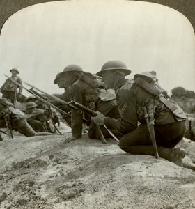 Piechota kanadyjska naciera na pozycję niemiecką, I wojna światowa, 1914-1918. autorstwa Realistic Travels Publishers
