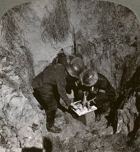 Schwytany jeniec niemiecki udzielający informacji swoim oprawcom, I wojna światowa, 1914-1918. autorstwa Realistic Travels Publishers
