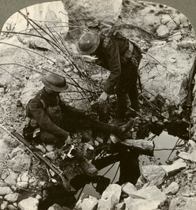 Podawanie wody rannemu kumplowi, Hooge, Ypres, Belgia, I wojna światowa, 1914-1918. autorstwa Realistic Travels Publishers