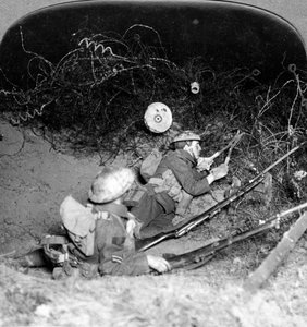 Żołnierze przecinający ogrodzenia z drutu kolczastego, Oppy, Francja, I wojna światowa, 1914-1918.