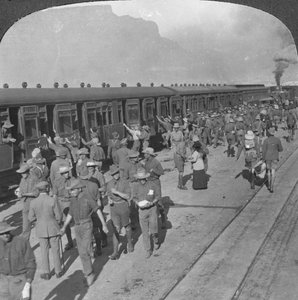 Żołnierze Wiltshire Rifles wsiadający do pociągu, Kapsztad, RPA, I wojna światowa, c1915 autorstwa Realistic Travels Publishers