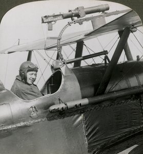 Sopwith Scout z pistoletem fotograficznym zamontowanym na górnym skrzydle, I wojna światowa, 1914-1918. autorstwa Realistic Travels Publishers