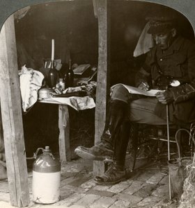 Oficer sztabowy w ziemiance badający szczegóły przed ofensywą, I wojna światowa, 1914-1918 autorstwa Realistic Travels Publishers