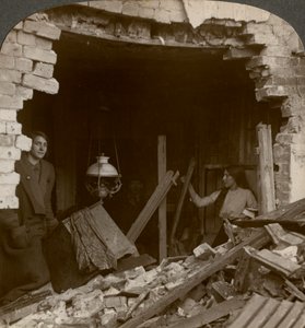 Zniszczenia wyrządzone przez niemiecką bombę Zeppelin, I wojna światowa, 1914-1918. autorstwa Realistic Travels Publishers