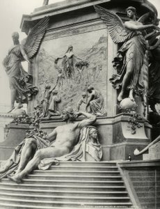 Berlin, pomnik cesarza Wilhelma I, baza autorstwa Reinhold Begas