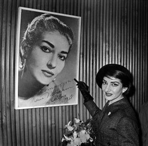 Sopranistka Maria Callas podpisuje jeden ze swoich plakatów na lotnisku Orly w Paryżu przed wylotem do Chicago 16 stycznia autorstwa René Saint Paul