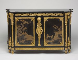 Komoda (komoda), ok. 1765-1770 (heban fornir z japońskimi panelami lakierniczymi, oprawy z pozłacanego brązu i marmurowy blat) autorstwa Rene Dubois