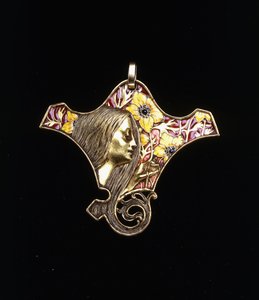 Wisiorek przedstawiający młodą dziewczynę autorstwa Rene Jules Lalique