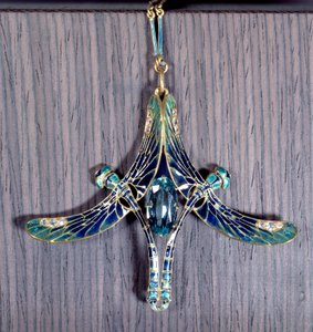 Art Nouveau: wisiorek „” Ważka”” z akwamarynu, złota i emalii, Jules Rene Lalique (1860-1945) Paryż, Musee d