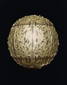 Boule de Gui, poplamiony na zielono wiszący klosz, autorstwa Rene Jules Lalique