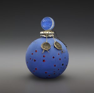 Dans la Nuit, butelka zaprojektowana 1924, wykonana ok. 1930 (szkło, emalia, papier, złocone i metaliczne nici) autorstwa Rene Jules Lalique