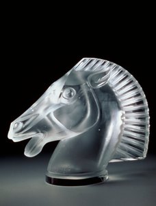 Korek chłodnicy Longchamp autorstwa Rene Jules Lalique