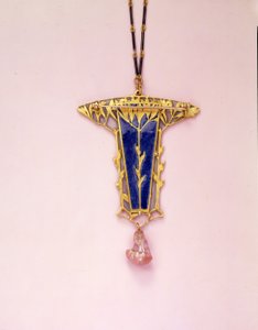 Zawieszka Broszka i Łańcuszek (emalia, kość słoniowa, złoto i perła) autorstwa Rene Jules Lalique