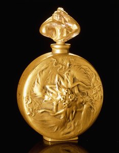 Figurki Rosace na butelce zapachowej, autorstwa Rene Jules Lalique