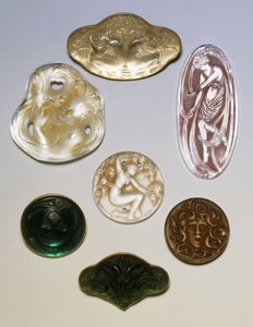 Różne szklane broszki, pieczęcie i wisiorki autorstwa Rene Jules Lalique