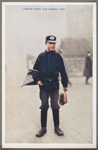 Typy londyńskie: The Orderly Boy”, ok. 1914 Reprodukcja kolorowej fotografii uporządkowanego chłopca, sprzątacza ulic z patelnią i pędzlem na ulicach Londynu, wykonana przez nieznanego fotografa i opublikowana w książce zatytułowanej „London In Color Fotog autorstwa John Pardon