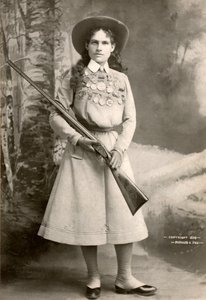 Annie Oakley z karabinem autorstwa Richard Kyle Fox