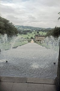 Chatsworth House ze szczytu Cascade, Derbyshire, ok. 1980 autorstwa Richard Williams