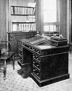Krzesło i biurko Charlesa Dickensa, używane w Gadshill, 1923.