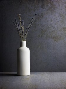 Minimalistyczna martwa natura z lawendą
