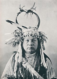 Rdzenni Amerykanie z nakryciem głowy w bawole rogi, 1912