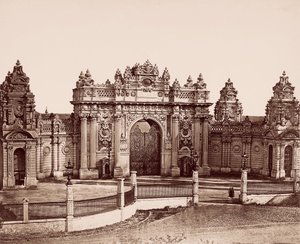 Pałac Dolmabahçe Brama Cesarska autorstwa Robertson and Beato