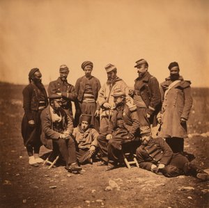 francuski generał Cisse i grupa oficerów i żołnierzy, portret w różnych stylach mundurów; żuaw stoi po lewej stronie, wojna krymska, Krym, Ukraina autorstwa Roger Fenton