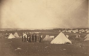 Kwatera generała Bosquetsa z widokiem w kierunku farmy Mackenzie. autorstwa Roger Fenton