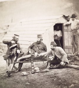 Trudy w obozie (pułkownik Lowe i kapitanowie Brown i George), 1855 (odbitka albenowa z negatywu kolodionowego) autorstwa Roger Fenton