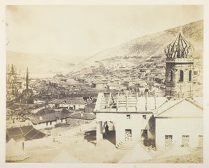 Rosyjski kościół i miasto Bałakława autorstwa Roger Fenton