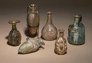 Grupa delikatnych rzymskich, dmuchanych i dmuchanych szklanych flakonów kosmetycznych, I wne autorstwa Roman