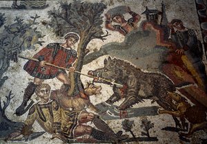 Myśliwy atakuje rany przez dzika, jeden z jego towarzyszy odpycha zwierzę włócznią, fragment „Mała gromadka myśliwska”, 315-350 autorstwa Roman