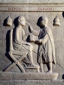 Okulista bada oczy pacjenta (Dolna płaskorzeźba, II w.) autorstwa Roman