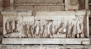 Anaglif (lub więcej) Trajana odtwarzający fakty cesarza Trajana (Traianus lub Traiano) (117-120): scena miłosierdzia cesarza dla biednych dzieci i sierot. Pończochy z wytłaczanego marmuru. Ciemny. 521x16 cm Rzym, Foro Romano (forum rzymskie), Kuria autorstwa Roman