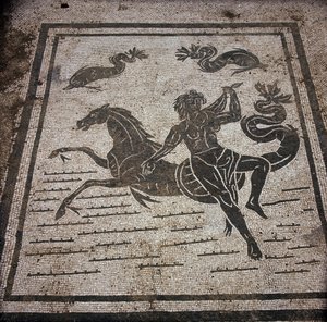 Starożytna Ostia (Ostia). Place des Corporations. Mozaika Sabratha Seafarers Corporation. Nimfa i koń morski. autorstwa Roman