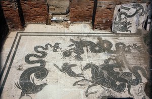 Starożytna Ostia (Ostia). Place des Corporations. Mozaika Sabratha Seafarers Corporation. Łaźnie Neptuna. autorstwa Roman