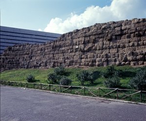 Starożytny Rzym, okres archaiczny: widok ruin muru serbskiego (mural serbski), pierwsza zagroda miasta Rzymu, zbudowana siostra króla Serwiusza Tulliusza. VI wiek p.n.e. Włochy autorstwa Roman