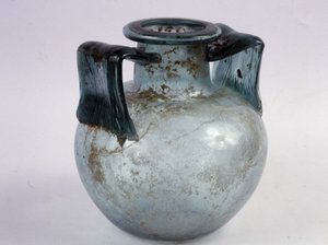 Urna popielnicza z niebieskiego szkła z prążkowanymi uchwytami. autorstwa Roman