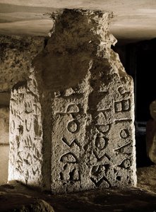 Urodzony (lub cippe) z Forum Romanum (Foro Romano) znaleziony pod łukiem Septime Severe. Grawerowany napis w języku łacińskim. VI wiek p.n.e. Rzym, Forum Romanum - Stela (cippus) z wyrytym łacińskim tekstem świętego prawa, z Lapis Niger. Kamień, VI wiek autorstwa Roman