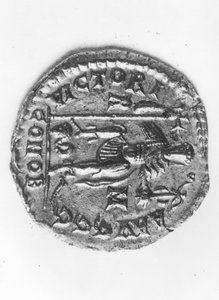 Moneta przedstawiająca cesarza Walentyniana III (419-455) świętującego swoje zwycięstwo nad Attylą Huna (395-453) ok. 452 (metal) (rewers)